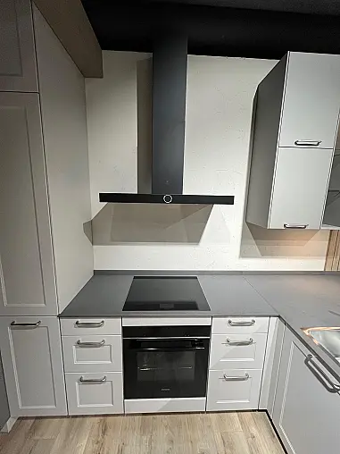 Exklusive Messeküche - Landhausstil - Granit-Arbeitsplatten - Luxus pur - LED-Beleuchtungen - Sitzgelegenheit - XL-Schränke - Esstisch