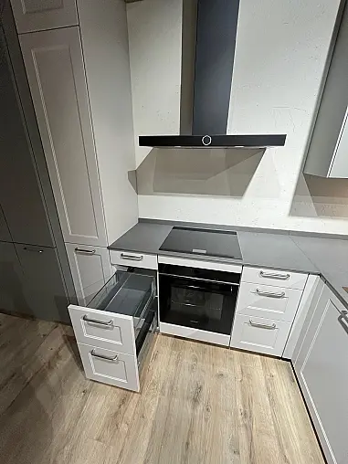 Exklusive Messeküche - Landhausstil - Granit-Arbeitsplatten - Luxus pur - LED-Beleuchtungen - Sitzgelegenheit - XL-Schränke - Esstisch