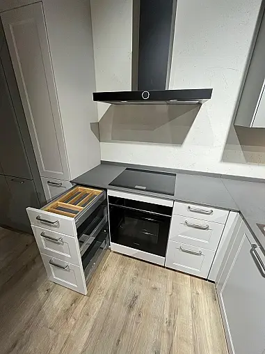 Exklusive Messeküche - Landhausstil - Granit-Arbeitsplatten - Luxus pur - LED-Beleuchtungen - Sitzgelegenheit - XL-Schränke - Esstisch