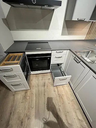 Exklusive Messeküche - Landhausstil - Granit-Arbeitsplatten - Luxus pur - LED-Beleuchtungen - Sitzgelegenheit - XL-Schränke - Esstisch