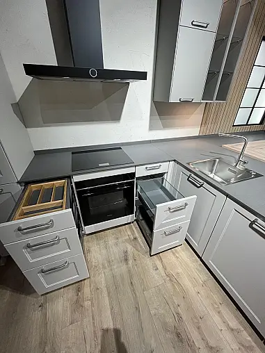 Exklusive Messeküche - Landhausstil - Granit-Arbeitsplatten - Luxus pur - LED-Beleuchtungen - Sitzgelegenheit - XL-Schränke - Esstisch