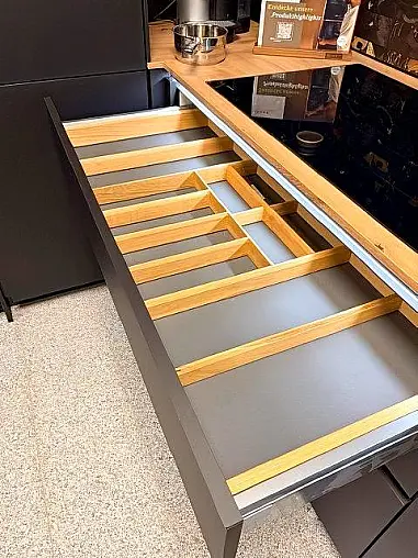 Hochwertige Lacklaminat Einbauküche / Gesamthöhe 2260 mm