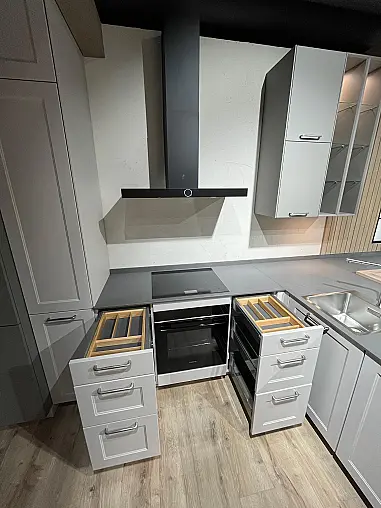 Exklusive Messeküche - Landhausstil - Granit-Arbeitsplatten - Luxus pur - LED-Beleuchtungen - Sitzgelegenheit - XL-Schränke - Esstisch