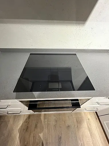 Exklusive Messeküche - Landhausstil - Granit-Arbeitsplatten - Luxus pur - LED-Beleuchtungen - Sitzgelegenheit - XL-Schränke - Esstisch