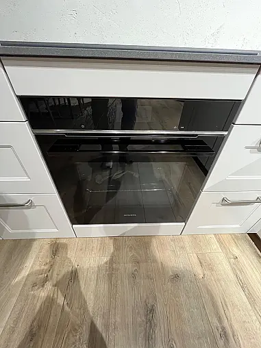 Exklusive Messeküche - Landhausstil - Granit-Arbeitsplatten - Luxus pur - LED-Beleuchtungen - Sitzgelegenheit - XL-Schränke - Esstisch
