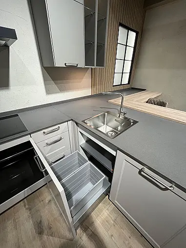 Exklusive Messeküche - Landhausstil - Granit-Arbeitsplatten - Luxus pur - LED-Beleuchtungen - Sitzgelegenheit - XL-Schränke - Esstisch