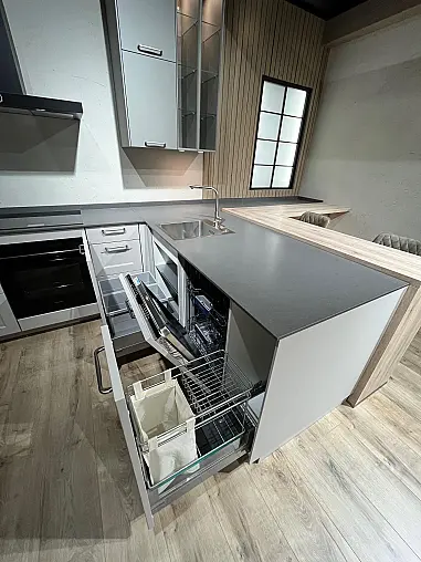 Exklusive Messeküche - Landhausstil - Granit-Arbeitsplatten - Luxus pur - LED-Beleuchtungen - Sitzgelegenheit - XL-Schränke - Esstisch