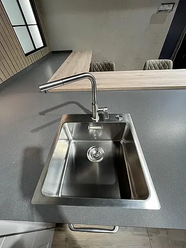 Exklusive Messeküche - Landhausstil - Granit-Arbeitsplatten - Luxus pur - LED-Beleuchtungen - Sitzgelegenheit - XL-Schränke - Esstisch