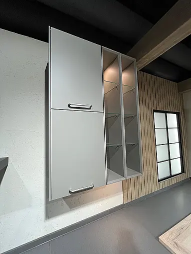 Exklusive Messeküche - Landhausstil - Granit-Arbeitsplatten - Luxus pur - LED-Beleuchtungen - Sitzgelegenheit - XL-Schränke - Esstisch