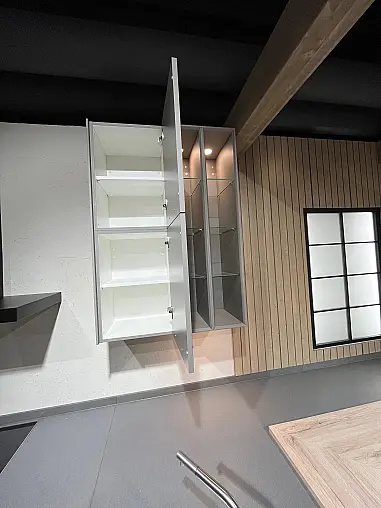 Exklusive Messeküche - Landhausstil - Granit-Arbeitsplatten - Luxus pur - LED-Beleuchtungen - Sitzgelegenheit - XL-Schränke - Esstisch