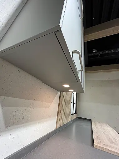 Exklusive Messeküche - Landhausstil - Granit-Arbeitsplatten - Luxus pur - LED-Beleuchtungen - Sitzgelegenheit - XL-Schränke - Esstisch