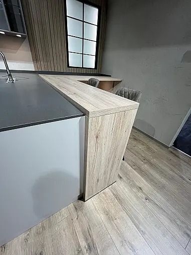 Exklusive Messeküche - Landhausstil - Granit-Arbeitsplatten - Luxus pur - LED-Beleuchtungen - Sitzgelegenheit - XL-Schränke - Esstisch