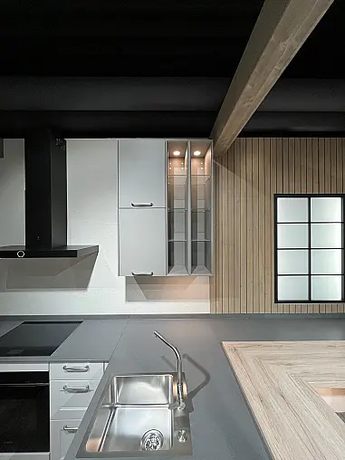 Exklusive Messeküche - Landhausstil - Granit-Arbeitsplatten - Luxus pur - LED-Beleuchtungen - Sitzgelegenheit - XL-Schränke - Esstisch