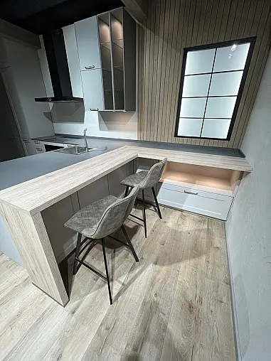Exklusive Messeküche - Landhausstil - Granit-Arbeitsplatten - Luxus pur - LED-Beleuchtungen - Sitzgelegenheit - XL-Schränke - Esstisch