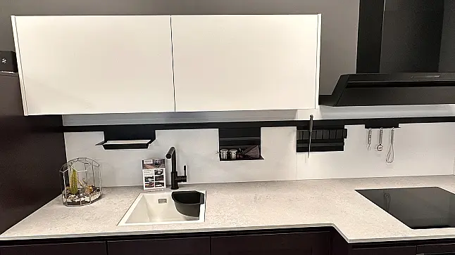 Moderne Landhausküche in Esche lackiert purpurviolett mit Mattlack UV Kristallweiß