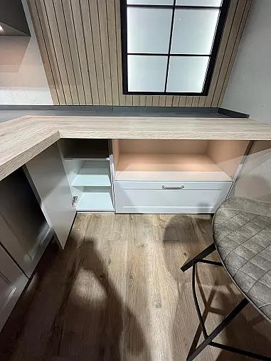 Exklusive Messeküche - Landhausstil - Granit-Arbeitsplatten - Luxus pur - LED-Beleuchtungen - Sitzgelegenheit - XL-Schränke - Esstisch