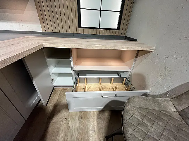 Exklusive Messeküche - Landhausstil - Granit-Arbeitsplatten - Luxus pur - LED-Beleuchtungen - Sitzgelegenheit - XL-Schränke - Esstisch