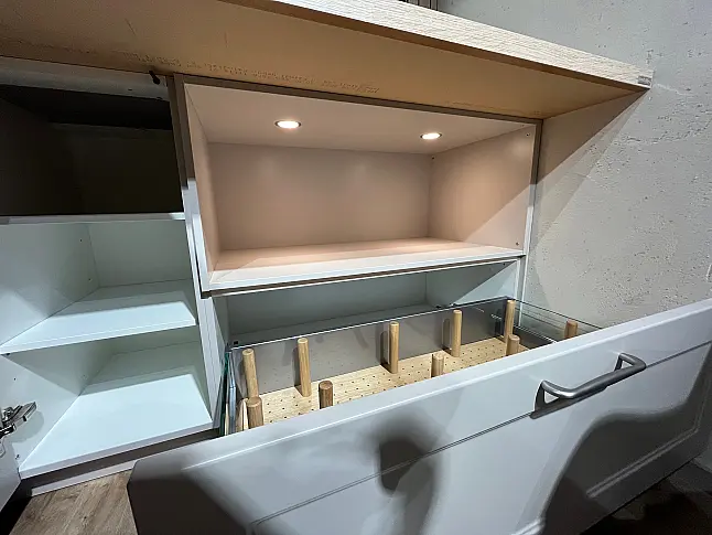 Exklusive Messeküche - Landhausstil - Granit-Arbeitsplatten - Luxus pur - LED-Beleuchtungen - Sitzgelegenheit - XL-Schränke - Esstisch