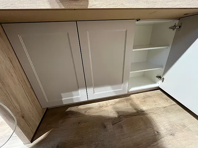 Exklusive Messeküche - Landhausstil - Granit-Arbeitsplatten - Luxus pur - LED-Beleuchtungen - Sitzgelegenheit - XL-Schränke - Esstisch