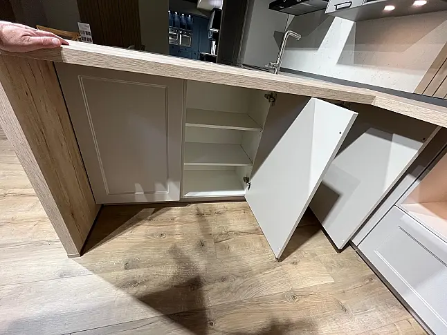 Exklusive Messeküche - Landhausstil - Granit-Arbeitsplatten - Luxus pur - LED-Beleuchtungen - Sitzgelegenheit - XL-Schränke - Esstisch