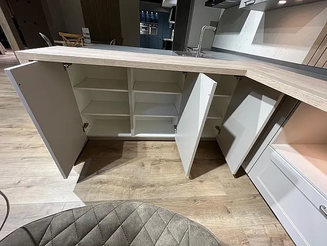 Exklusive Messeküche - Landhausstil - Granit-Arbeitsplatten - Luxus pur - LED-Beleuchtungen - Sitzgelegenheit - XL-Schränke - Esstisch