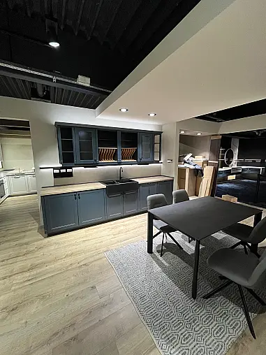Exklusive Messeküche - Luxus pur - 3 Seiten - Landhaus Fjordblau - LED-Beleuchtungen - LED-Relingsystem - Tisch mit 4 Stühlen
