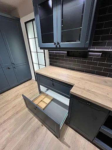 Exklusive Messeküche - Luxus pur - 3 Seiten - Landhaus Fjordblau - LED-Beleuchtungen - LED-Relingsystem - Tisch mit 4 Stühlen