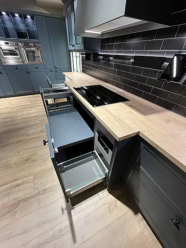 Exklusive Messeküche - Luxus pur - 3 Seiten - Landhaus Fjordblau - LED-Beleuchtungen - LED-Relingsystem - Tisch mit 4 Stühlen