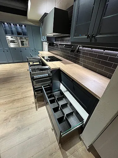 Exklusive Messeküche - Luxus pur - 3 Seiten - Landhaus Fjordblau - LED-Beleuchtungen - LED-Relingsystem - Tisch mit 4 Stühlen