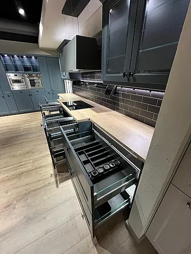 Exklusive Messeküche - Luxus pur - 3 Seiten - Landhaus Fjordblau - LED-Beleuchtungen - LED-Relingsystem - Tisch mit 4 Stühlen