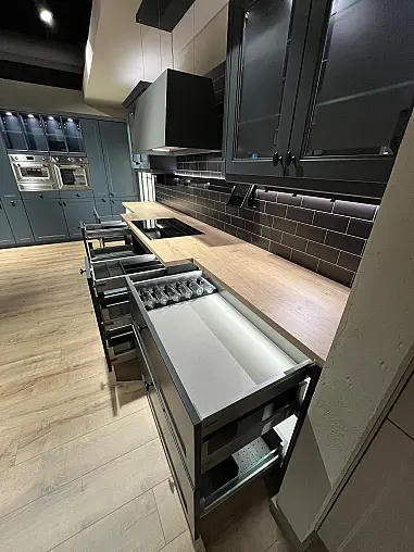Exklusive Messeküche - Luxus pur - 3 Seiten - Landhaus Fjordblau - LED-Beleuchtungen - LED-Relingsystem - Tisch mit 4 Stühlen