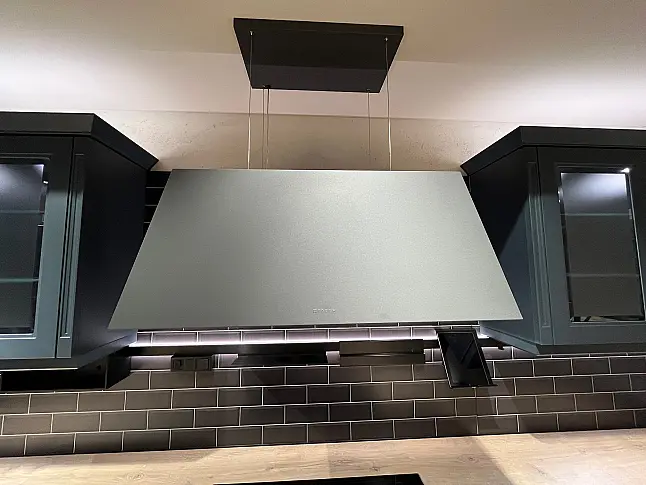 Exklusive Messeküche - Luxus pur - 3 Seiten - Landhaus Fjordblau - LED-Beleuchtungen - LED-Relingsystem - Tisch mit 4 Stühlen