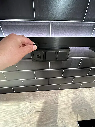Exklusive Messeküche - Luxus pur - 3 Seiten - Landhaus Fjordblau - LED-Beleuchtungen - LED-Relingsystem - Tisch mit 4 Stühlen