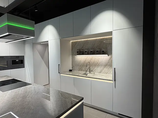 Großzügige Insel, exklusive Materialien und Premium-Geräte