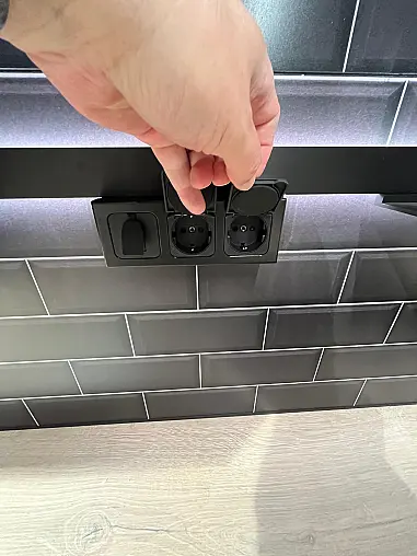 Exklusive Messeküche - Luxus pur - 3 Seiten - Landhaus Fjordblau - LED-Beleuchtungen - LED-Relingsystem - Tisch mit 4 Stühlen
