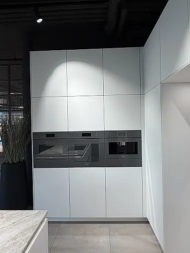 Großzügige Insel, exklusive Materialien und Premium-Geräte