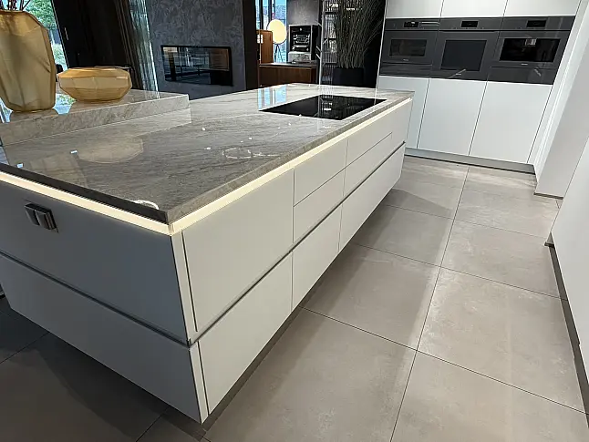 Großzügige Insel, exklusive Materialien und Premium-Geräte