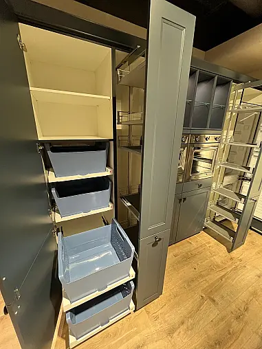 Exklusive Messeküche - Luxus pur - 3 Seiten - Landhaus Fjordblau - LED-Beleuchtungen - LED-Relingsystem - Tisch mit 4 Stühlen
