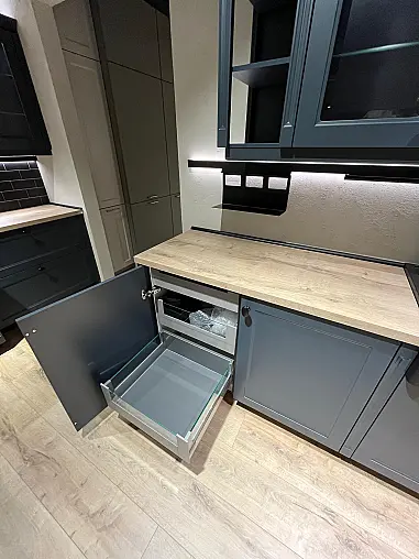 Exklusive Messeküche - Luxus pur - 3 Seiten - Landhaus Fjordblau - LED-Beleuchtungen - LED-Relingsystem - Tisch mit 4 Stühlen
