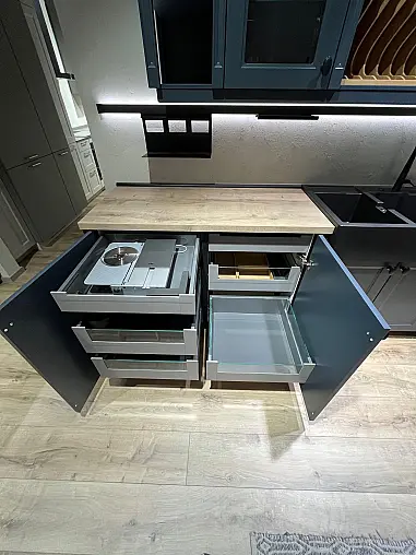 Exklusive Messeküche - Luxus pur - 3 Seiten - Landhaus Fjordblau - LED-Beleuchtungen - LED-Relingsystem - Tisch mit 4 Stühlen