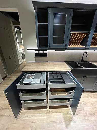 Exklusive Messeküche - Luxus pur - 3 Seiten - Landhaus Fjordblau - LED-Beleuchtungen - LED-Relingsystem - Tisch mit 4 Stühlen