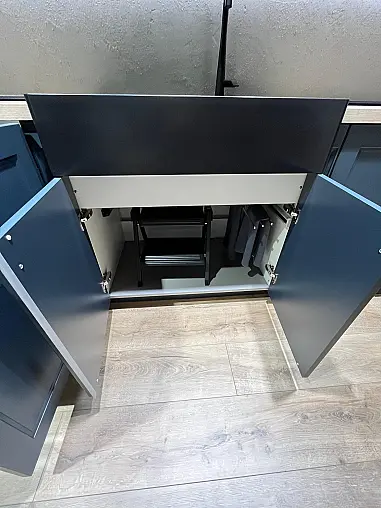 Exklusive Messeküche - Luxus pur - 3 Seiten - Landhaus Fjordblau - LED-Beleuchtungen - LED-Relingsystem - Tisch mit 4 Stühlen