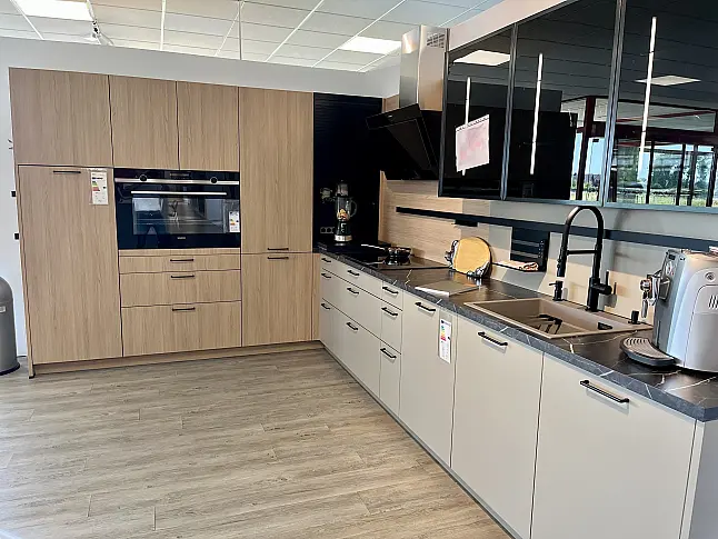 L-Küche in Umbra-natur Mattlack kombiniert mit AV2040 Feineiche-natur und schwarzen Akzentglastüren