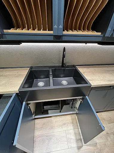 Exklusive Messeküche - Luxus pur - 3 Seiten - Landhaus Fjordblau - LED-Beleuchtungen - LED-Relingsystem - Tisch mit 4 Stühlen