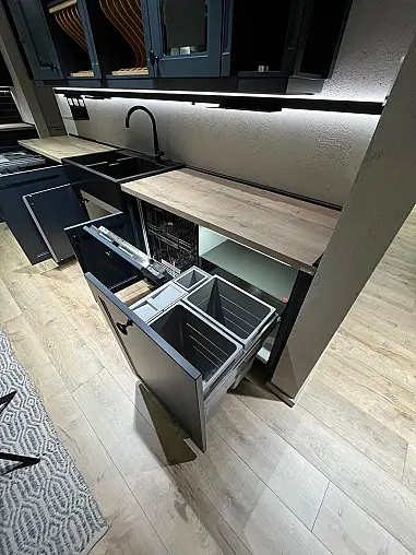 Exklusive Messeküche - Luxus pur - 3 Seiten - Landhaus Fjordblau - LED-Beleuchtungen - LED-Relingsystem - Tisch mit 4 Stühlen