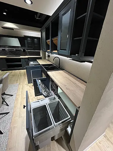 Exklusive Messeküche - Luxus pur - 3 Seiten - Landhaus Fjordblau - LED-Beleuchtungen - LED-Relingsystem - Tisch mit 4 Stühlen
