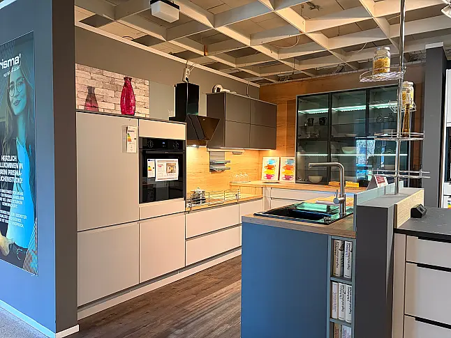 Moderne Einbauküche im Grauton mit Holz abgesetzt