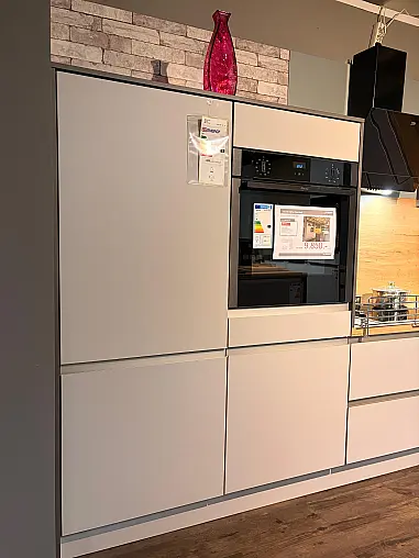 Moderne Einbauküche im Grauton mit Holz abgesetzt