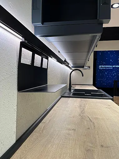 Exklusive Messeküche - Luxus pur - 3 Seiten - Landhaus Fjordblau - LED-Beleuchtungen - LED-Relingsystem - Tisch mit 4 Stühlen