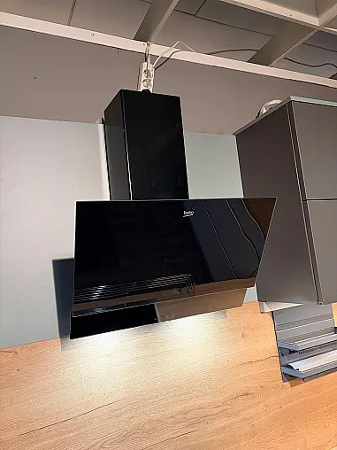 Moderne Einbauküche im Grauton mit Holz abgesetzt